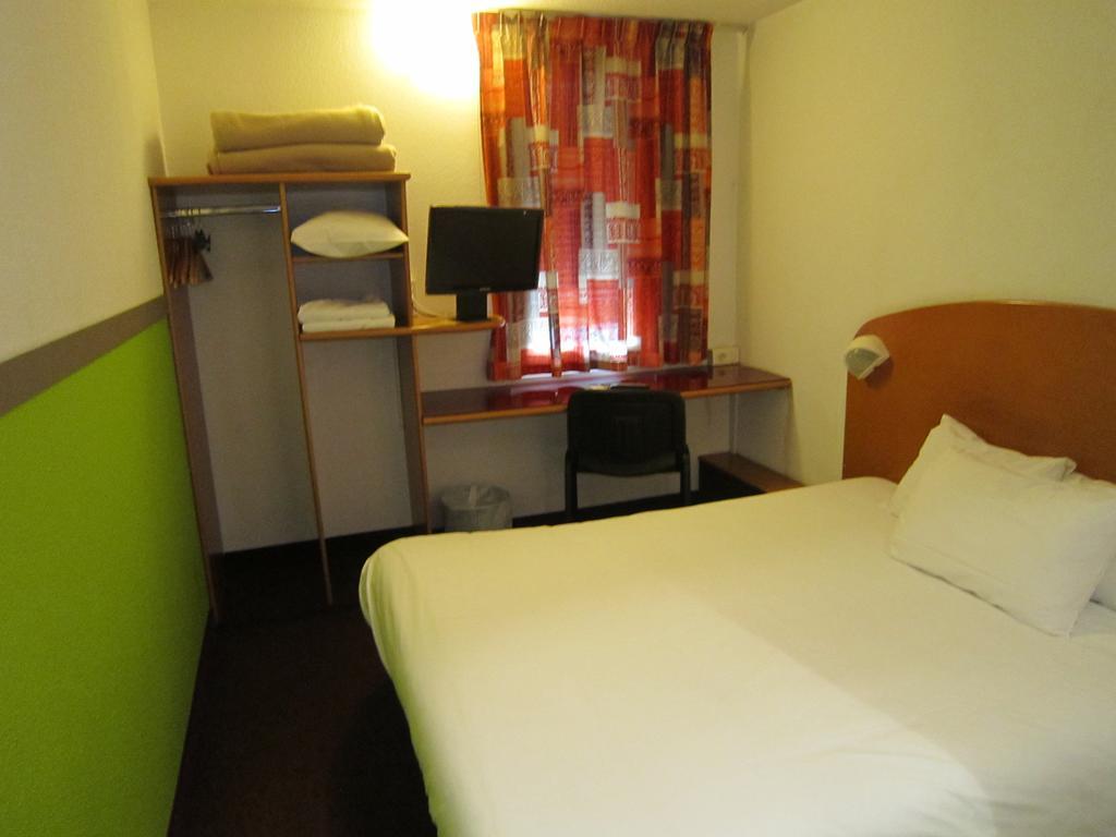 Quick Palace Nantes La Beaujoire ภายนอก รูปภาพ A typical room at a B&B