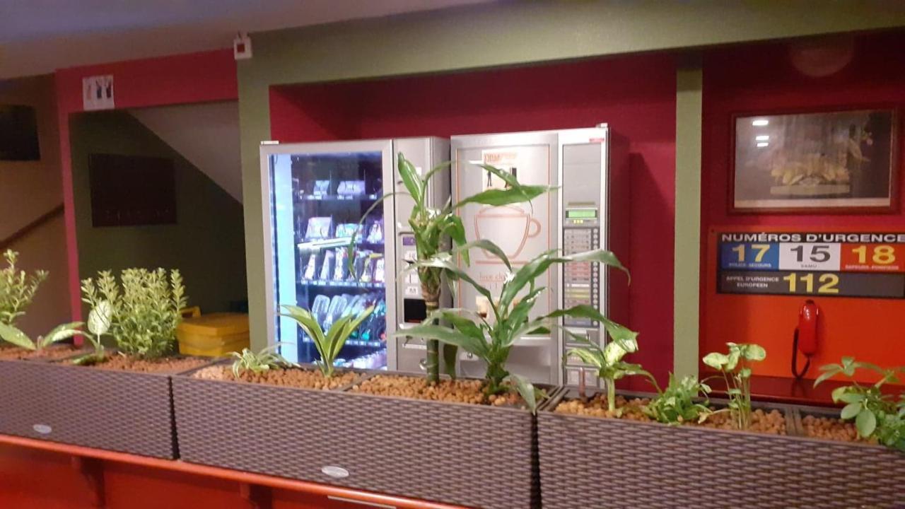 Quick Palace Nantes La Beaujoire ภายนอก รูปภาพ A vending machine in a French train station