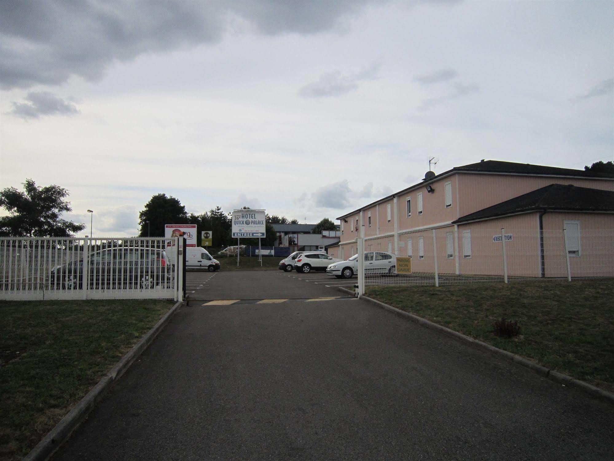 Quick Palace Nantes La Beaujoire ภายนอก รูปภาพ The town hall in Écrammeville
